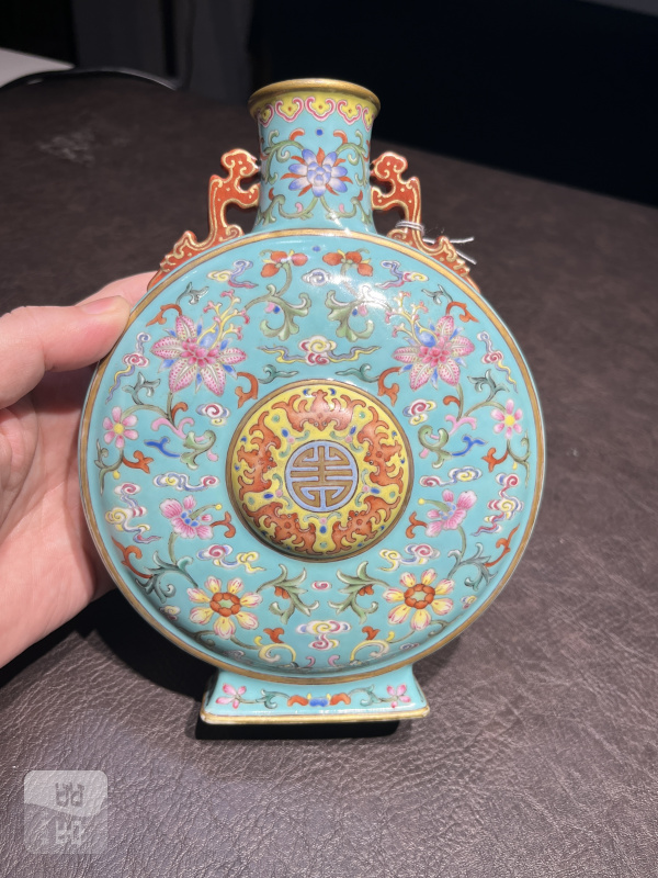 清乾隆 松绿地洋彩瑞莲纹抱月瓶 - 图22